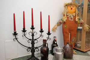 Puppe mit Kerzenleuchter
